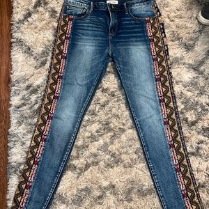 Driftwood Jackie Embroidered Jeans- size 30 and length 28. Great Condition